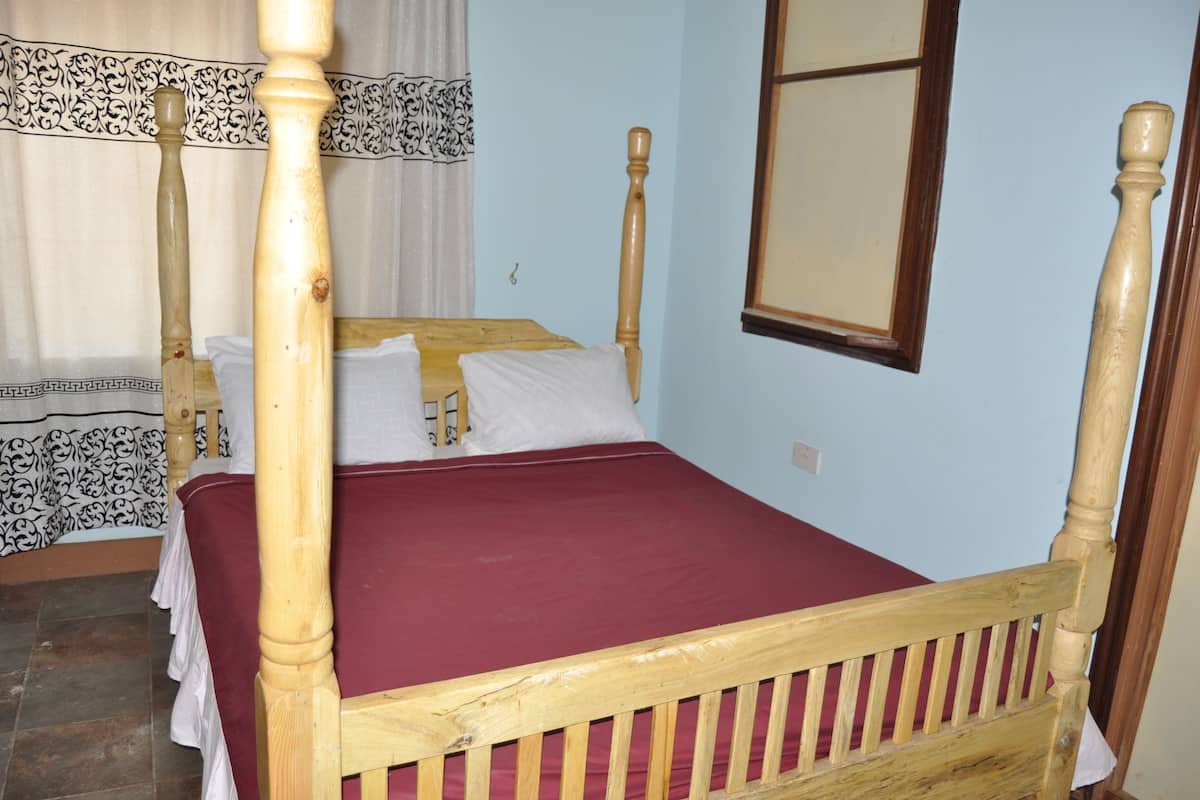 Blackout drapes, rollaway beds, free WiFi