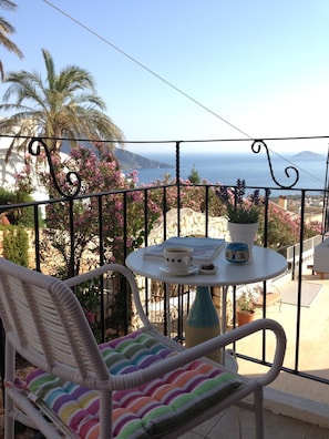 Habitación doble estándar, 1 cama matrimonial, para no fumadores, vista parcial al mar | Balcón