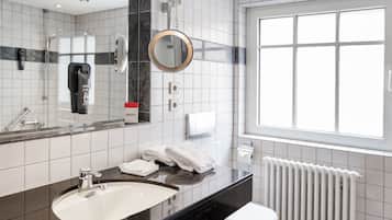 Suite | Badezimmer | Kostenlose Toilettenartikel, Haartrockner, Handtücher