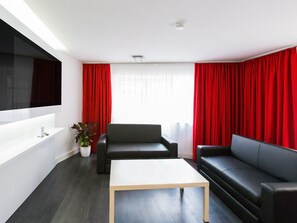 Suite | Área de sala de estar | Televisión de pantalla plana de 55 pulgadas con canales digitales 