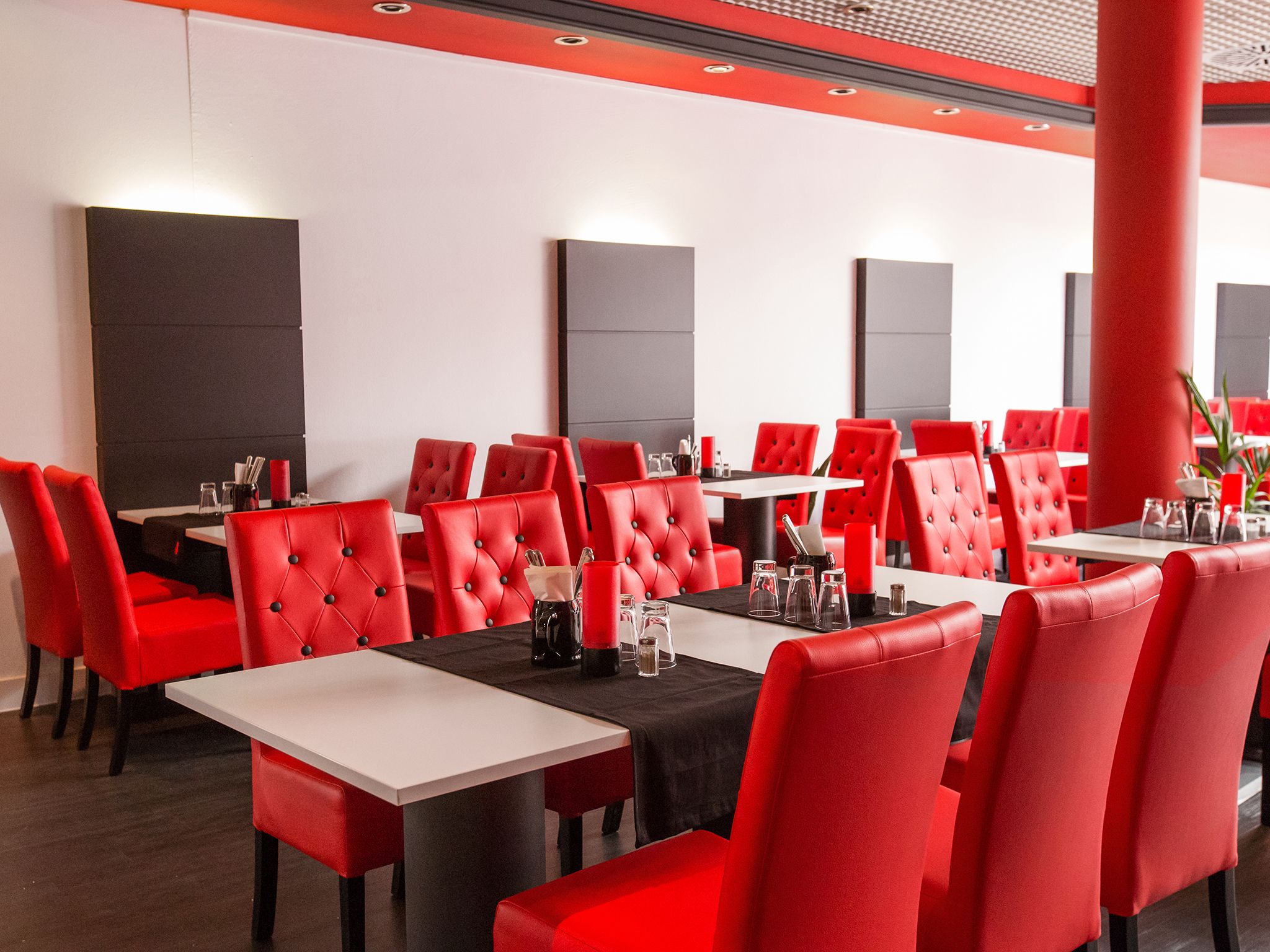 Se ofrece un desayuno bufé (19.9 EUR por persona)