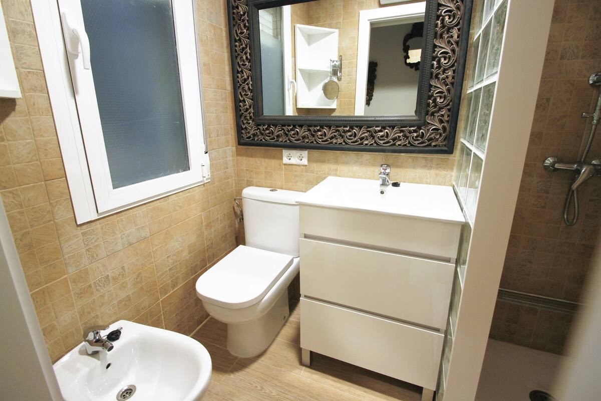 apartment, 3 bedrooms | bathroom | combined shower/bathtub, free toiletries, hair dryer, bidet