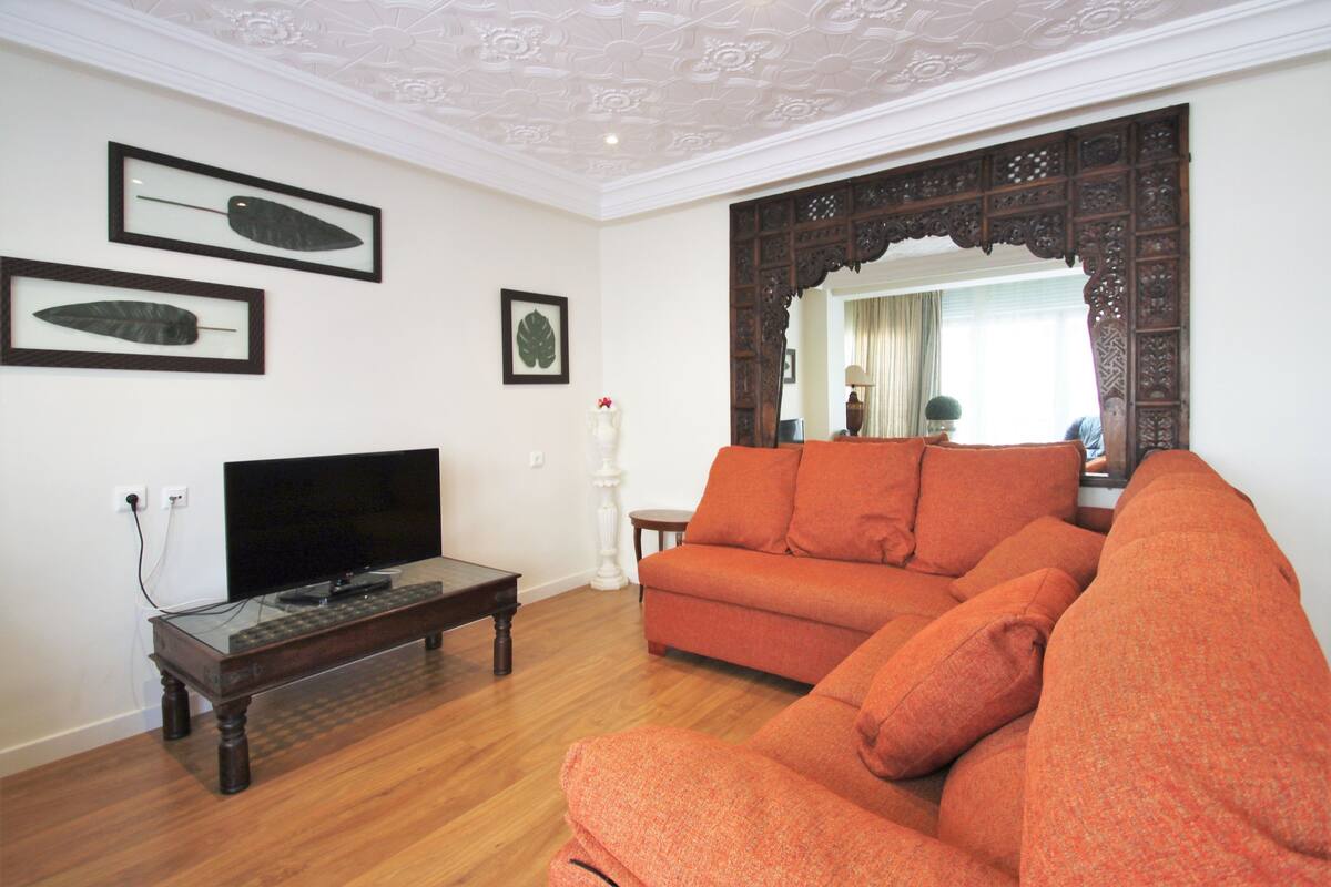 Departamento, 3 habitaciones | Sala de estar | Televisión de pantalla plana