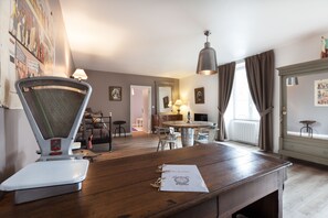 Appartement (L Epicerie) | Woonruimte | Flatscreentelevisie
