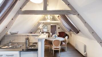 Apartemen (La Belle epoque) | Dapur kecil pribadi | Lemari es, microwave, kompor, dan mesin pembuat kopi/teh