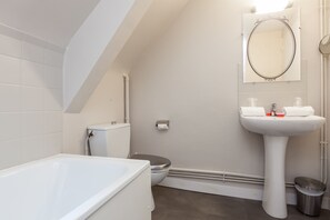 Studio (Le Grenier) | Badezimmer | Kostenlose Toilettenartikel, Haartrockner