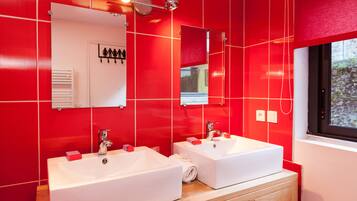 Loft | Bathroom | Free toiletries, hair dryer
