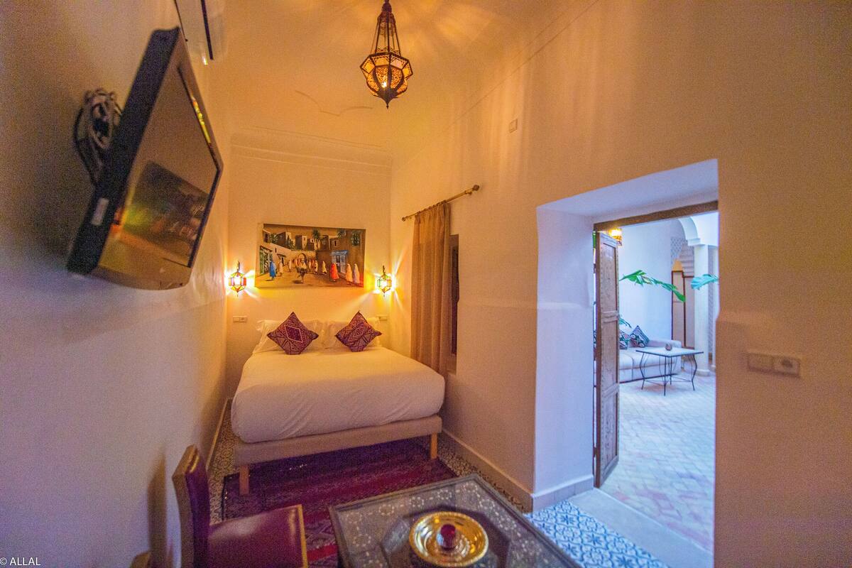 Deluxe Room | Iron/ironing board, free WiFi