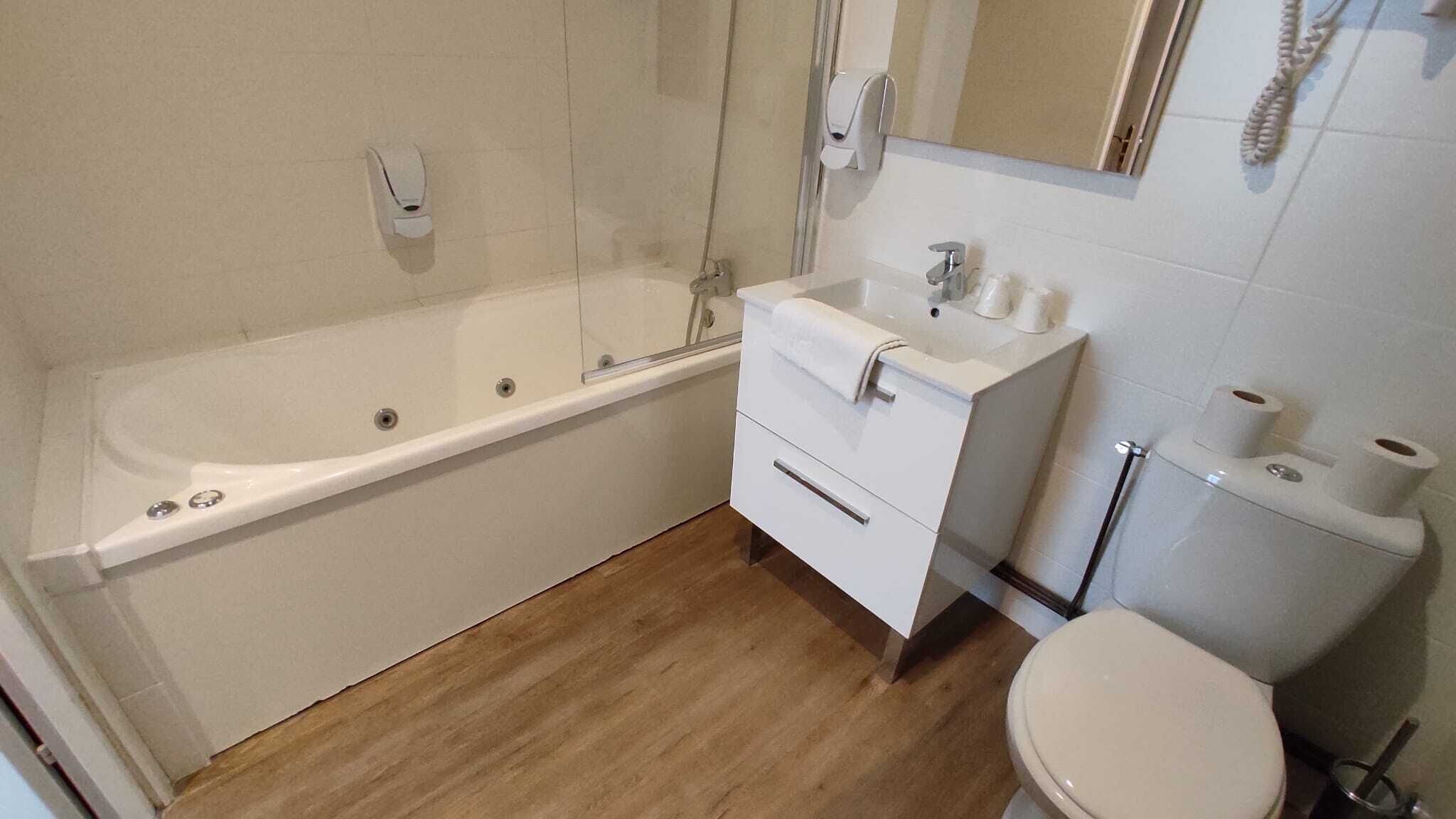 comfort triple room (balneo) | bathroom | free toiletries, hair dryer, towels