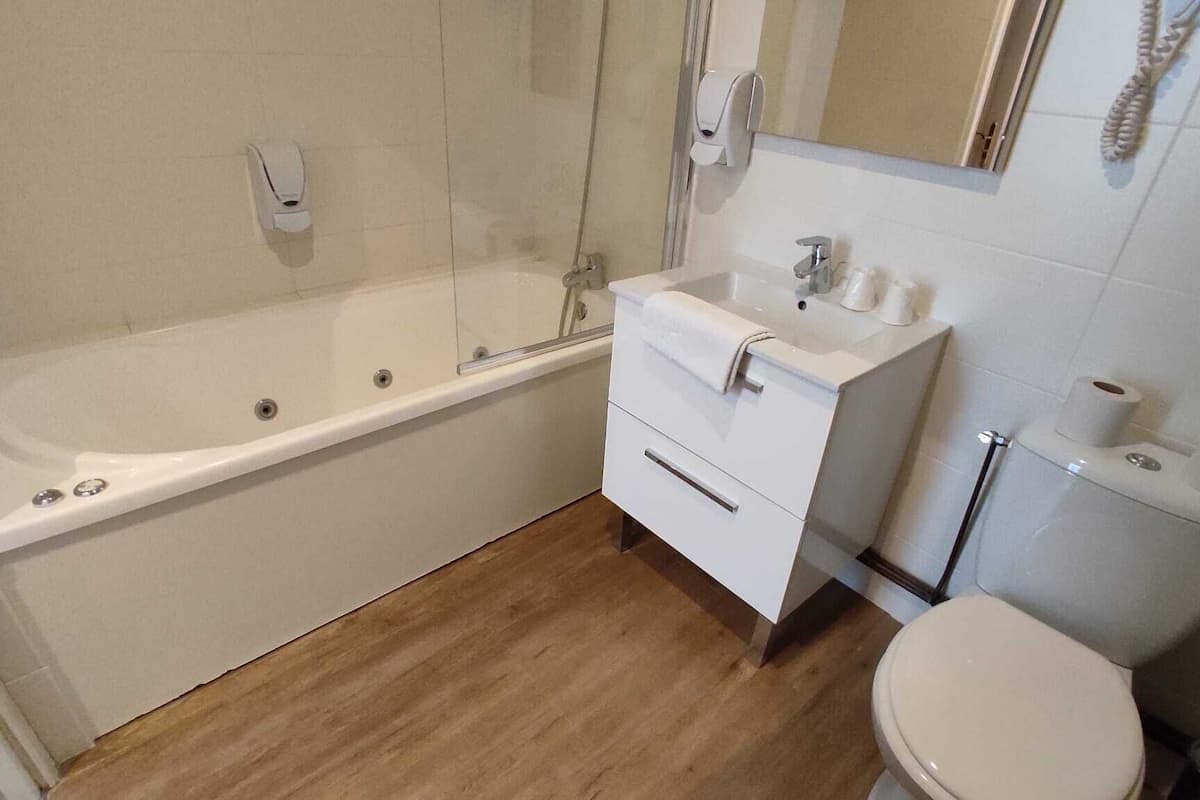 comfort triple room (balneo) | bathroom | free toiletries, hair dryer, towels