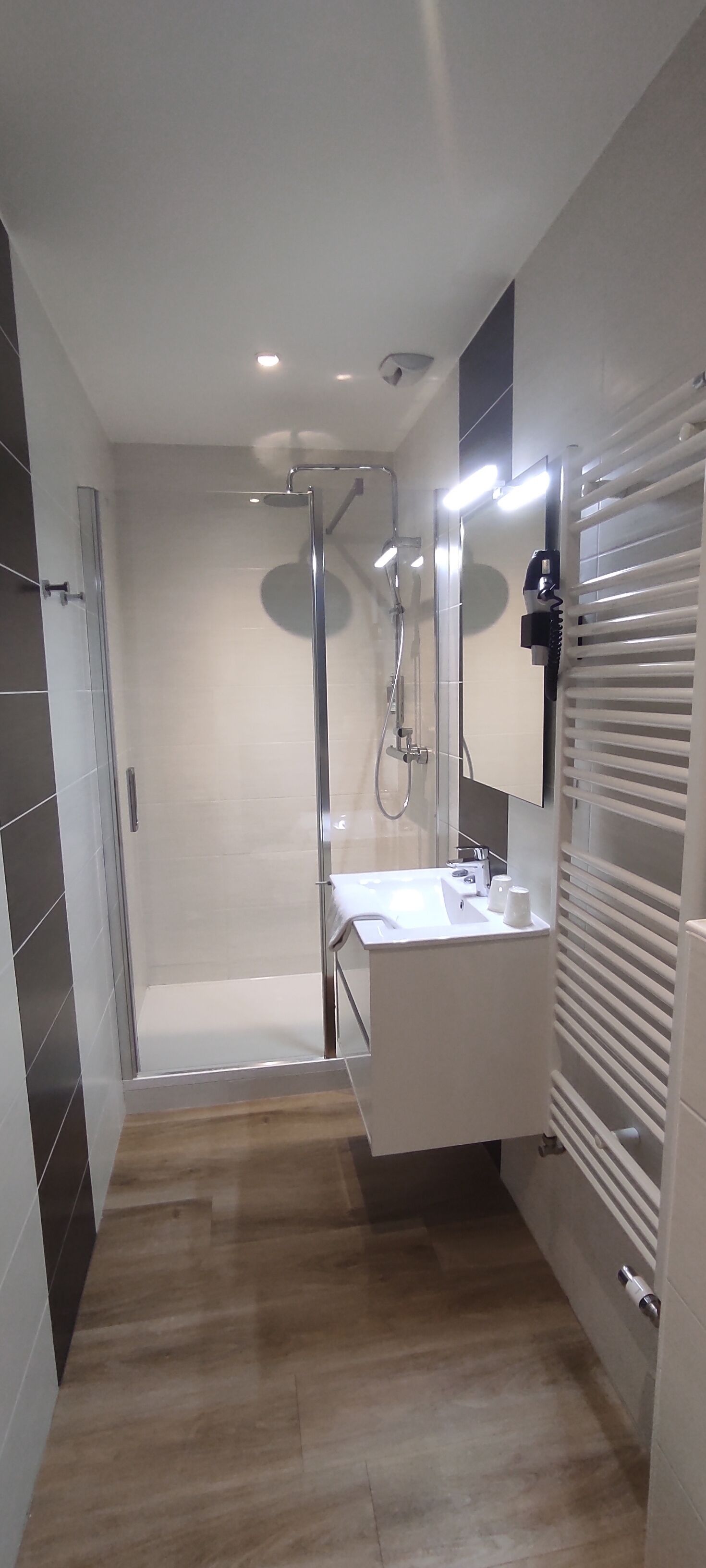 chambre privilege douche | bathroom | free toiletries, hair dryer, towels