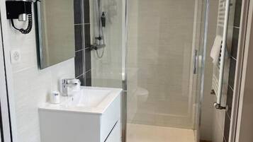 Chambre Cosy | Bathroom | Free toiletries, hair dryer, towels