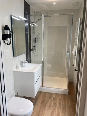 Chambre Cosy | Badezimmer | Kostenlose Toilettenartikel, Haartrockner, Handtücher