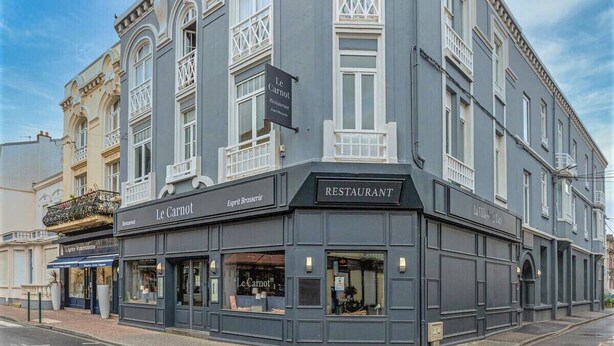 A corner building with a 'Le Carnot' restaurant on the ground floor. - Hôtel Villa Des 2 Caps (Wimereux)
