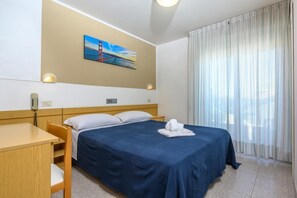 Cofres nos quartos, escrivaninha, ferros/tábuas de passar roupa