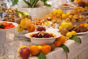 Um buffet com diversos alimentos e frutas.