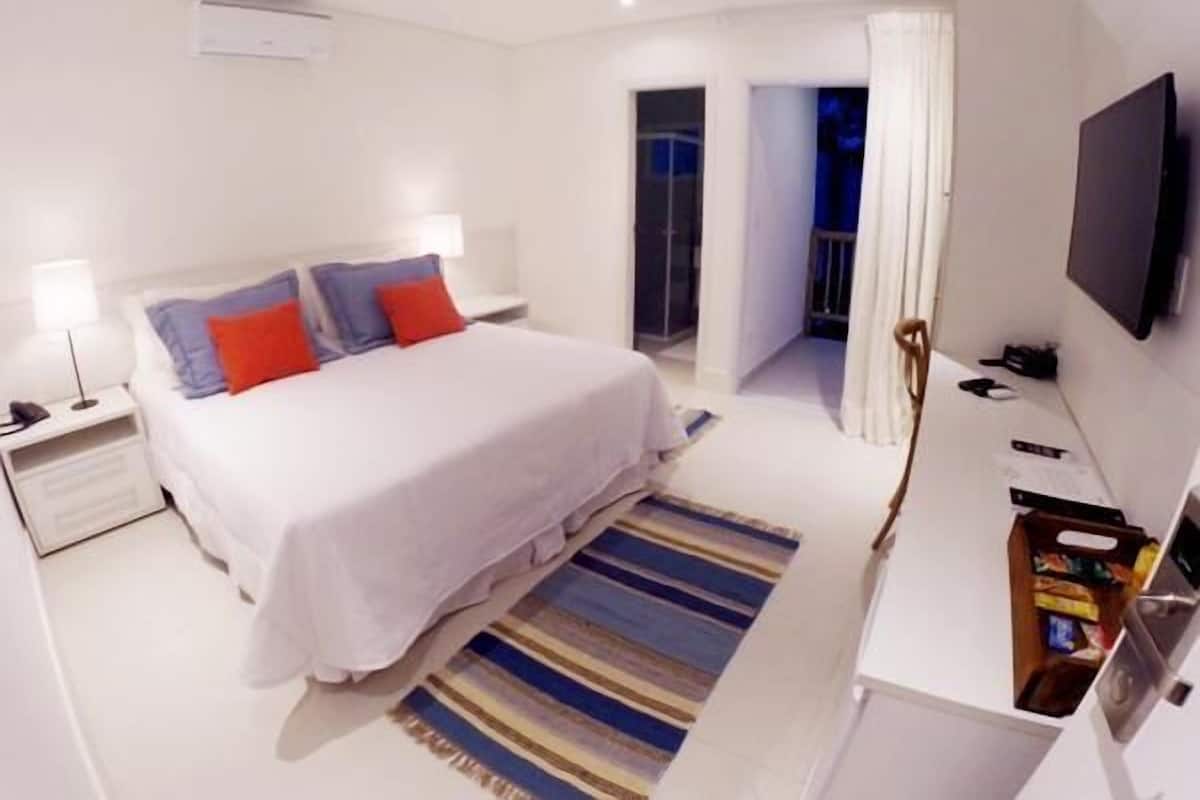 Minibar, desk, free WiFi, bed sheets