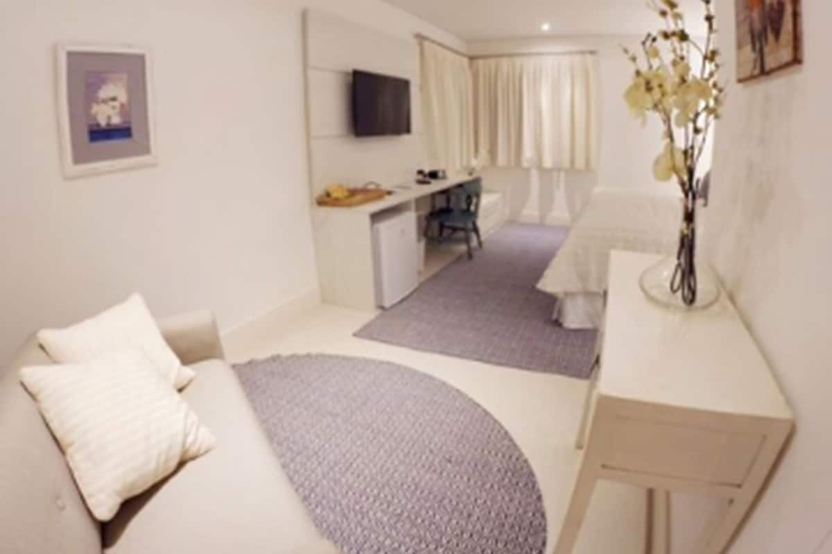 Suite Super Luxo Sala de Estar (Hawaii) | Living area | 29-inch LED TV with cable channels, TV, iPod dock