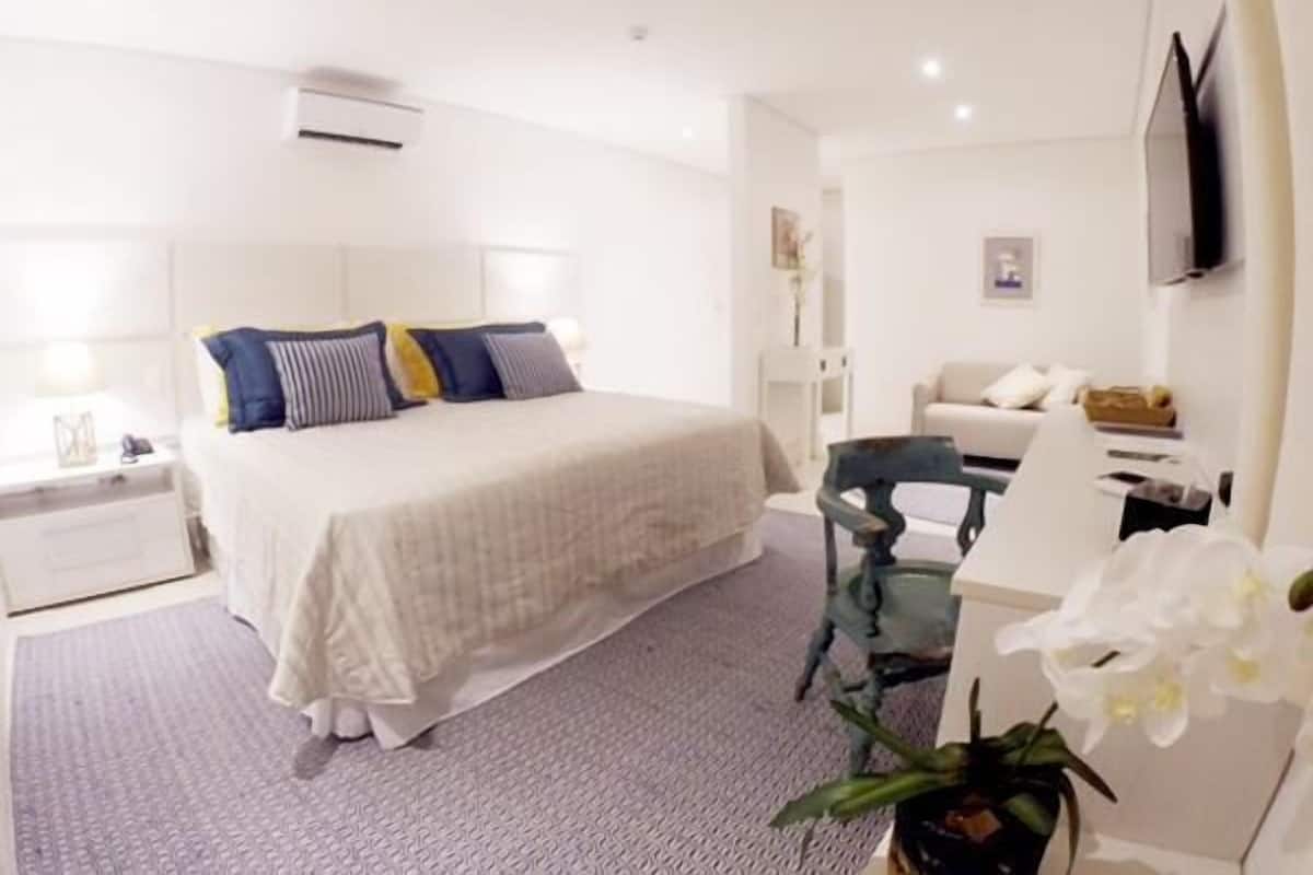 Minibar, desk, free WiFi, bed sheets