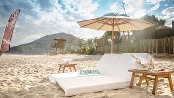 Pantai berhampiran, pasir putih, kerusi lepak pantai, payung