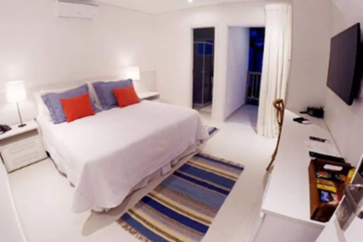 Suite Luxo com Varanda (Molokai) | Minibar, desk, free WiFi, bed sheets