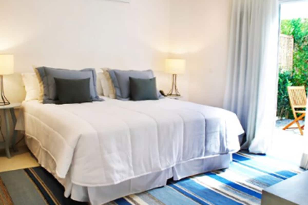 Suite Luxo com Terraco (Oahu) | Minibar, desk, free WiFi, bed sheets