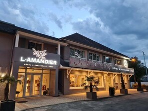 Front of property - Hôtel l'Amandier (Morlaas)