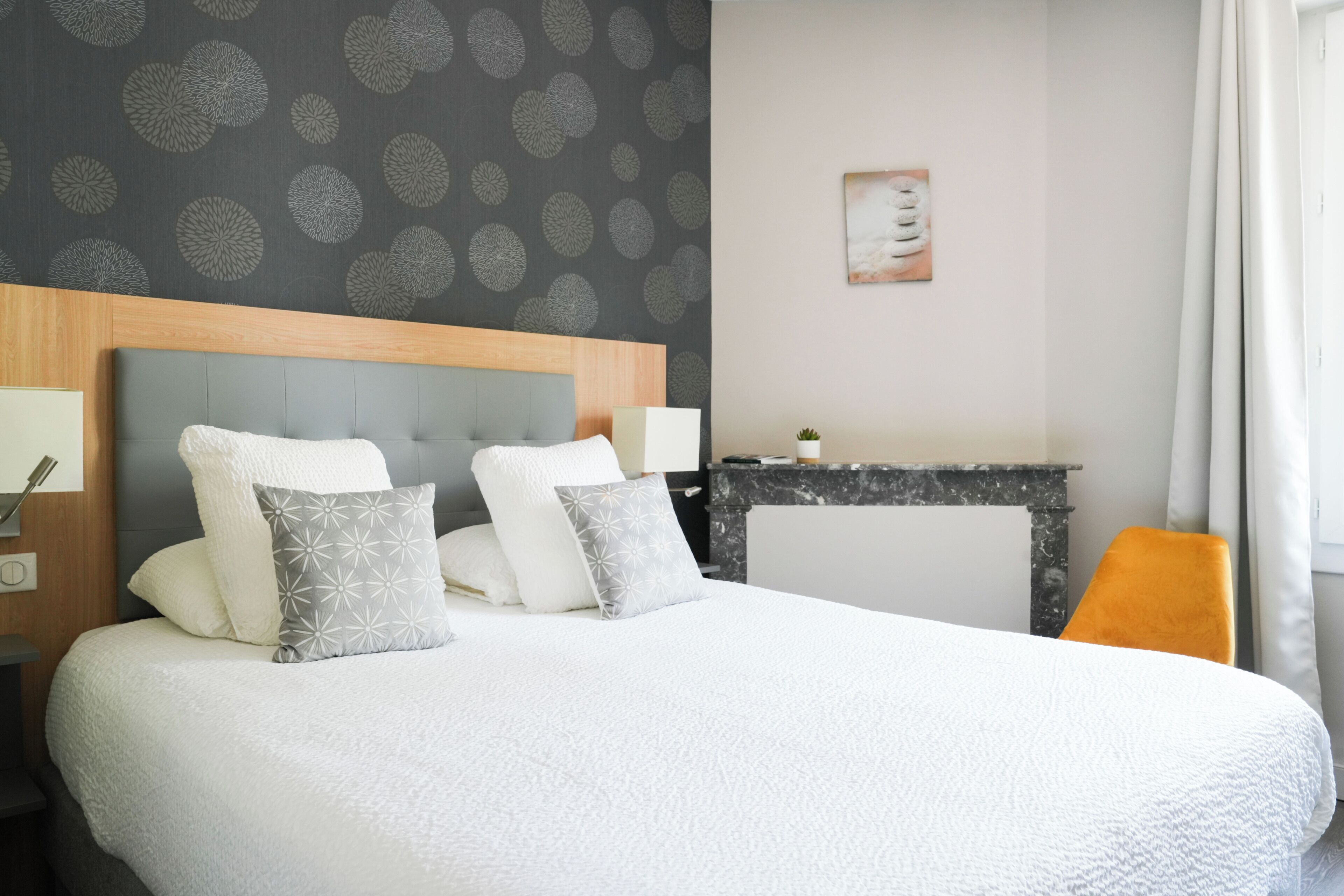 Escritorio, cortinas blackout, sistema de insonorización y wifi gratis 