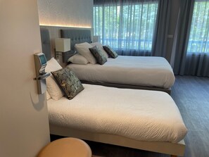 Comfort Triple Room | Desk, blackout curtains, soundproofing, free WiFi - Hôtel l'Amandier (Morlaas)