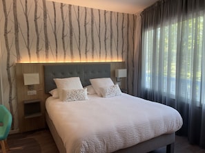 Quarto casal conforto | Escrivaninha, cortinas blackout, quartos à prova de som