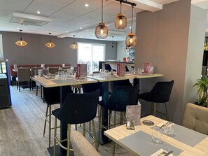 Lunch served, French cuisine - Hôtel l'Amandier (Morlaas)