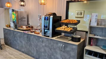 Sarapan bufet setiap hari (EUR 10.00 seorang)