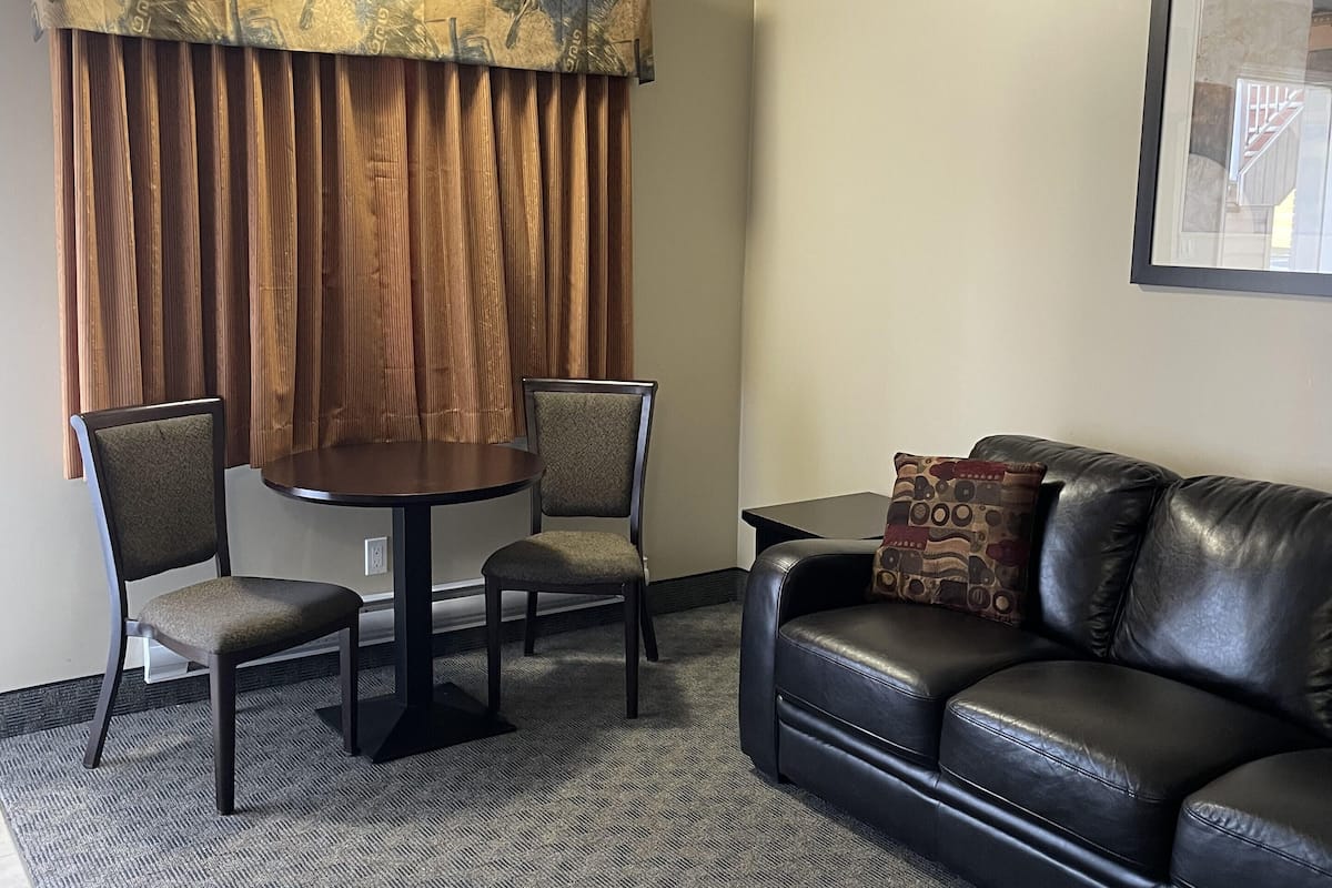 room, 1 queen bed | down duvets, pillow-top beds, desk, laptop workspace