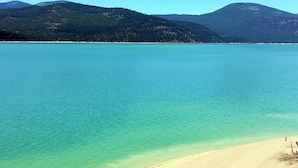 Una playa con agua turquesa cristalina y una orilla arenosa.