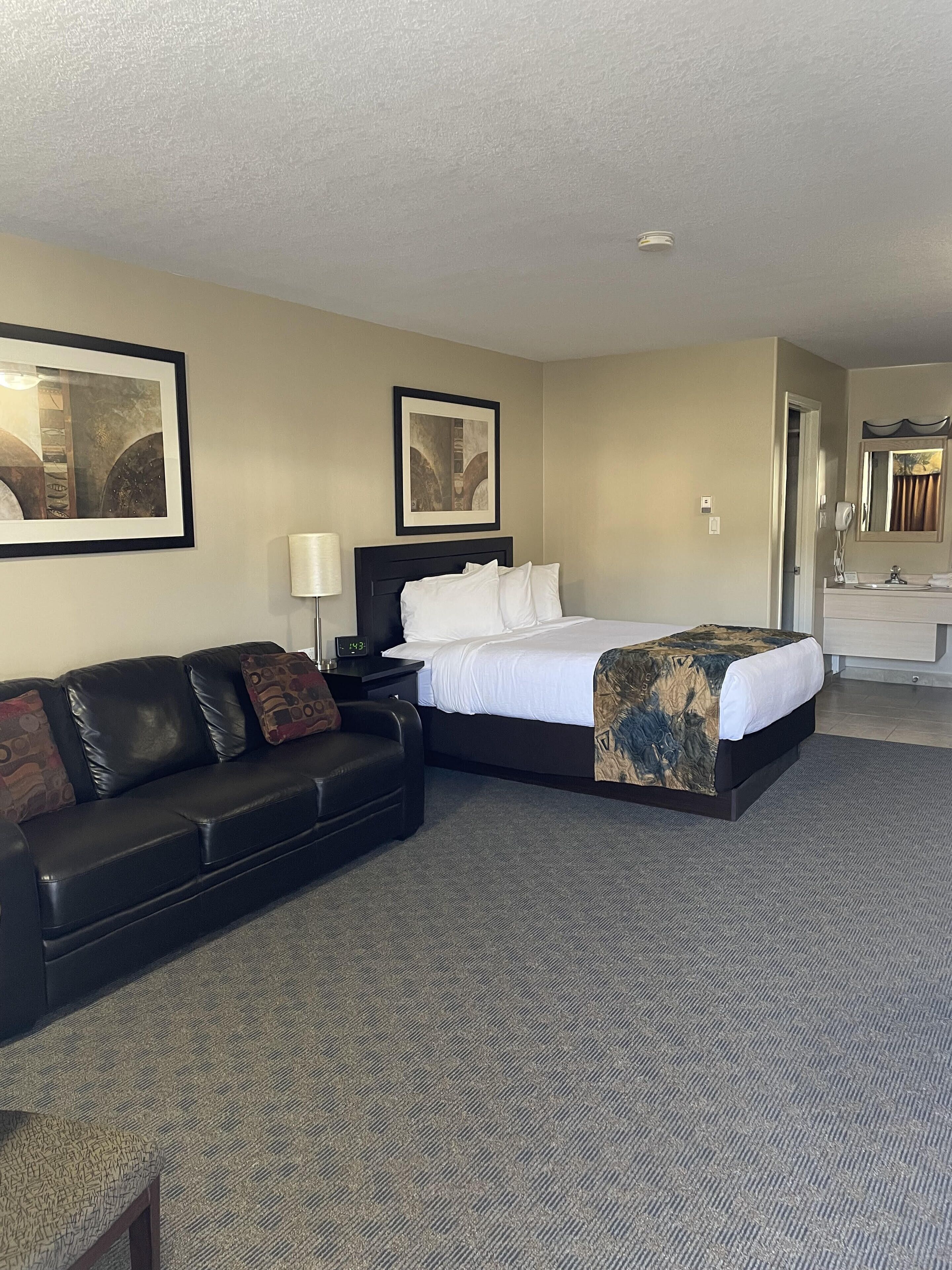 羽毛の掛け布団、ピロートップベッド、デスク、ノートパソコン用作業スペース