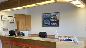 Una recepción con detalles de madera, un mapa enmarcado y un teléfono.