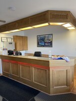 Una recepción con detalles de madera, un mapa enmarcado y un teléfono.