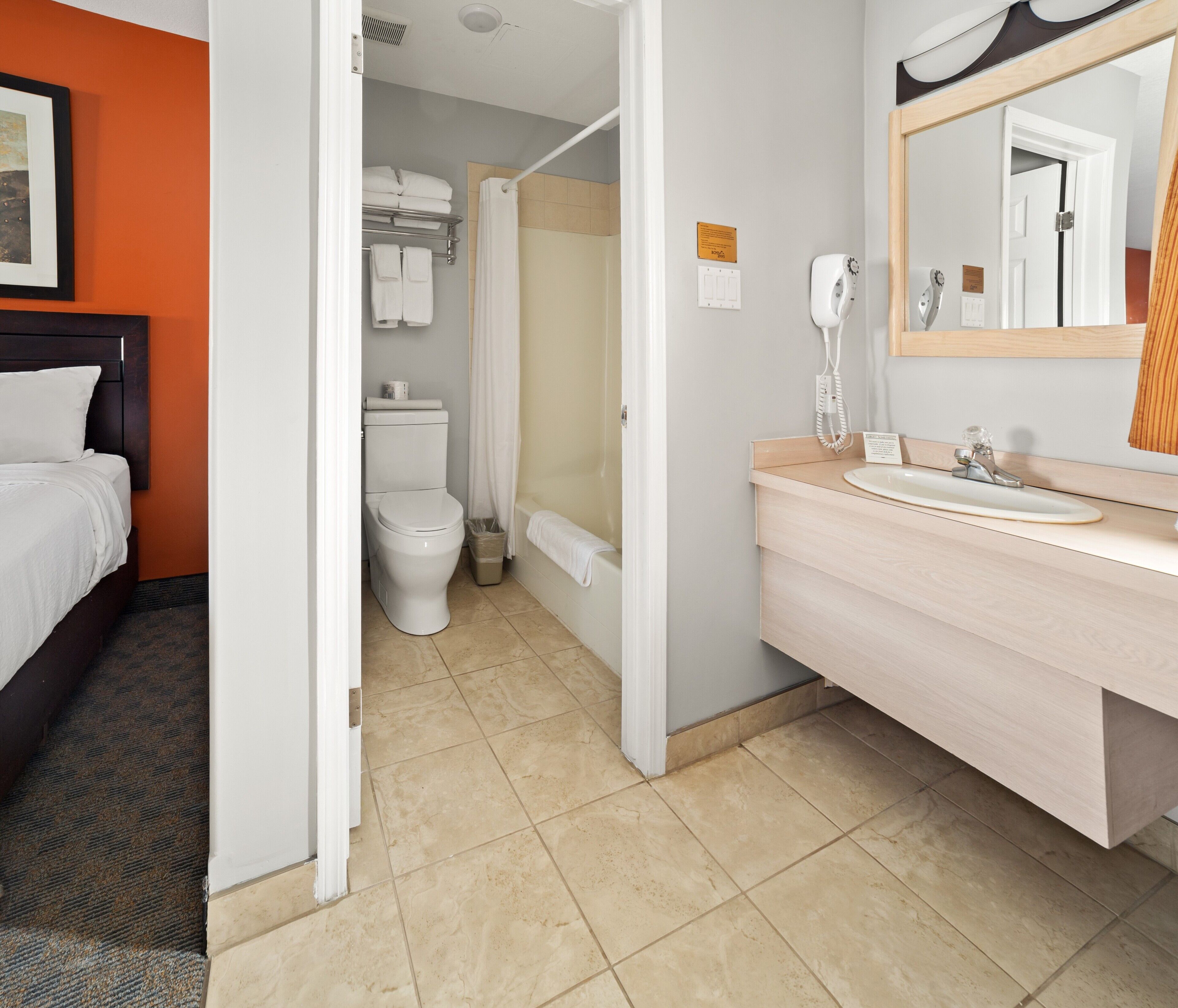 room, 1 queen bed | bathroom | combined shower/bathtub, free toiletries, hair dryer, towels