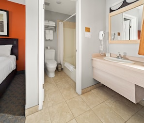 Chambre, 1 grand lit | Salle de bain | Ensemble douche/baignoire, articles de toilette gratuits, sèche-cheveux