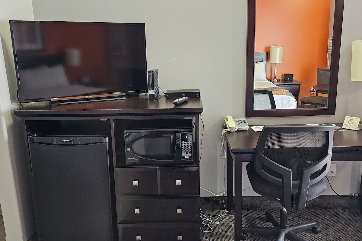 standard room, 1 queen bed, accessible bathtub | down duvets, pillow-top beds, desk, laptop workspace