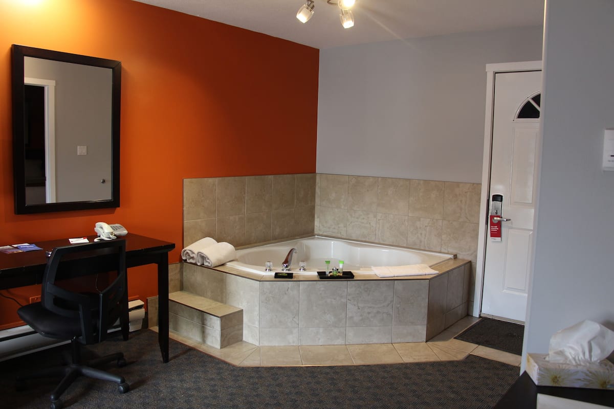 deluxe single room | down duvets, pillow-top beds, desk, laptop workspace