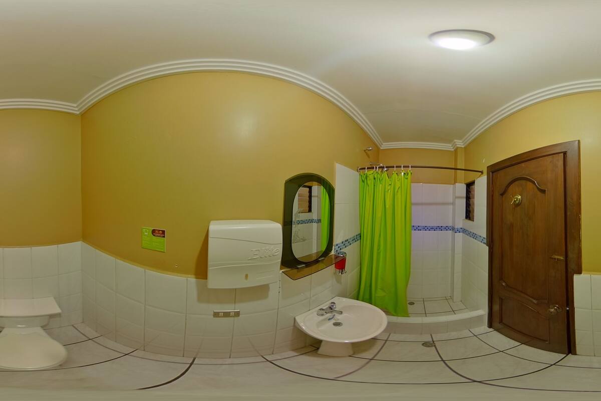 Shower, rainfall showerhead, free toiletries, towels