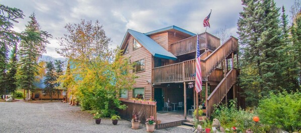 Cabana familiar, 4 dormitoris, vistes al riu, al costat de la muntanya | 1 dormitori, roba de llit d'alta qualitat i escriptori 