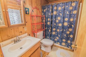 Cabana familiar, 4 dormitoris, vistes al riu, al costat de la muntanya | Bany | Combinació de dutxa i banyera i banyera d'hidromassatge 