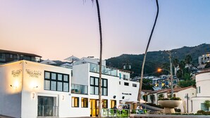 Un hotel moderno con fachada blanca, ventanas amplias y una entrada central.