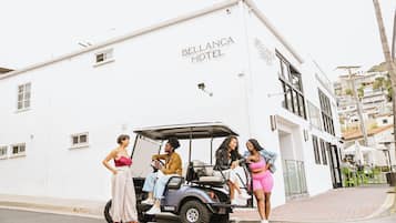 Un bâtiment blanc avec une enseigne indiquant « Bellanca Hotel » sur le côté.
