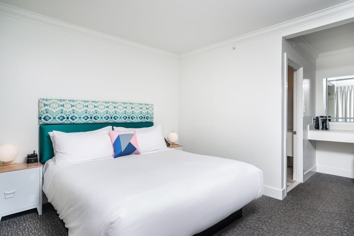 Courtyard King | Blackout drapes, iron/ironing board, free WiFi, bed sheets