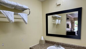 Basic Single Room, 1 Double Bed, Non Smoking | Bathroom | Shower, free toiletries, hair dryer, bidet - Economy Motel (Absecon)