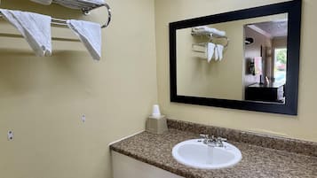 Basic Single Room, 1 Double Bed, Non Smoking | Bathroom | Shower, free toiletries, hair dryer, bidet