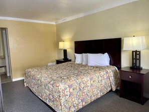 Basic Room, 1 King Bed, Non Smoking, Ground Floor | Desk, iron/ironing board, free WiFi, bed sheets - Economy Motel (Absecon)